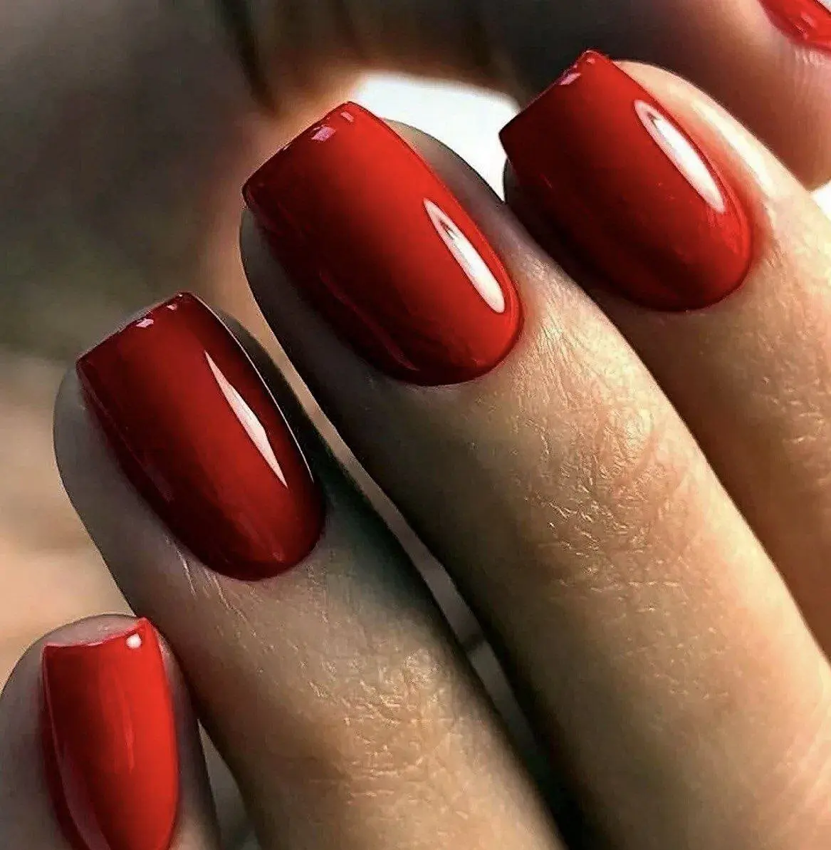 Klasyczny czerwony manicure, kwadratowy kształt, lustrzany połysk